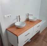 mueble-bao-blano-con-encimera-de-madera-barnizada-4cajones1