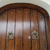 puerta-de-calle-redonda-con-vetas-